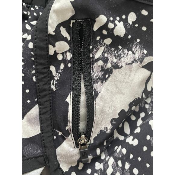 Lululemon Tracker Short III *4-way Stretch Black Beige Pattern size 4 - Picture 6 of 8